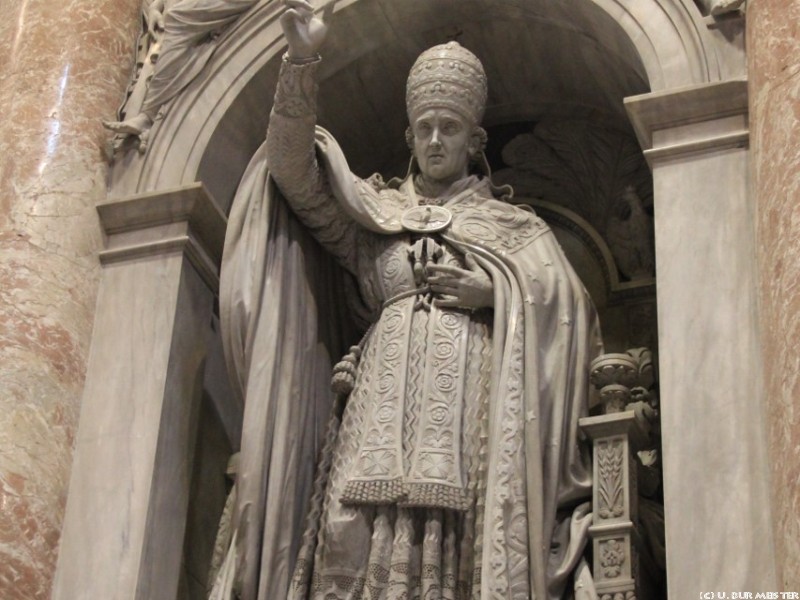 papststatue in der nische  853x1280 