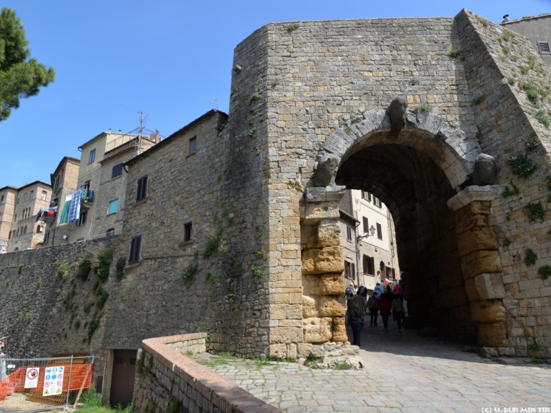 volterra      berreste der von den etruskern errichtetwen stadtmauer  1280x854 